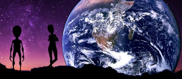 Unos extraterrestres con la Tierra de fondo (ilustración artística) - Sputnik Mundo