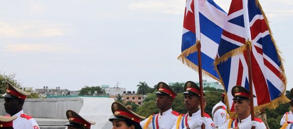 La guardia de honor con las banderas de Cuba y el Reino Unido - Sputnik Mundo