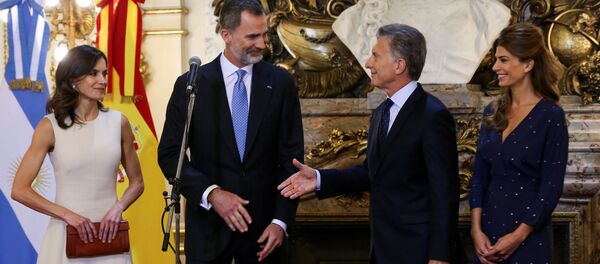 El presidente de Argentina, Mauricio Macri, recibe a los reyes de España, Felipe VI y Letizia Ortiz - Sputnik Mundo