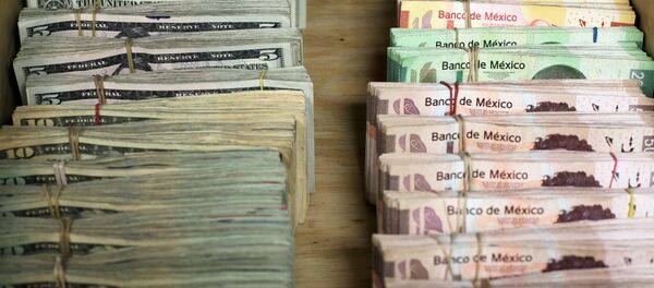Pesos mexicanos y dólares Pesos mexicanos y dólares - Sputnik Mundo