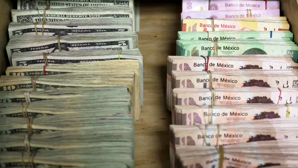 Pesos mexicanos y dólares - Sputnik Mundo