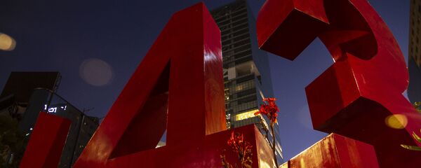 Antimonumento que recuerda la desaparición forzada de 43 estudiantes de Ayotzinapa en 2014 - Sputnik Mundo