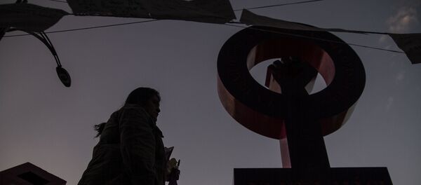 Antimonumenta que recuerda los feminicidios y la violencia de género en México.  - Sputnik Mundo