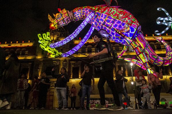 La primavera y sus alebrijes inundan de colores el centro de Ciudad de México (fotos) - Sputnik Mundo