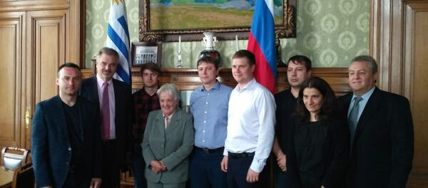 La vicepresidenta de Uruguay y presidenta del Senado, Lucía Topolansky con la delegación de expertos rusos - Sputnik Mundo