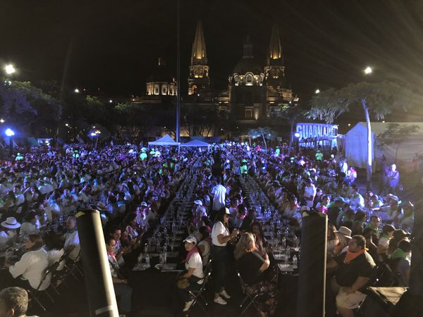 El récord Guinness en la cata de tequila gratuita más grande del mundo en la Plaza de la Liberación en Guadalajara El récord Guinness en la cata de tequila gratuita más grande del mundo en la Plaza de la Liberación en Guadalajara - Sputnik Mundo