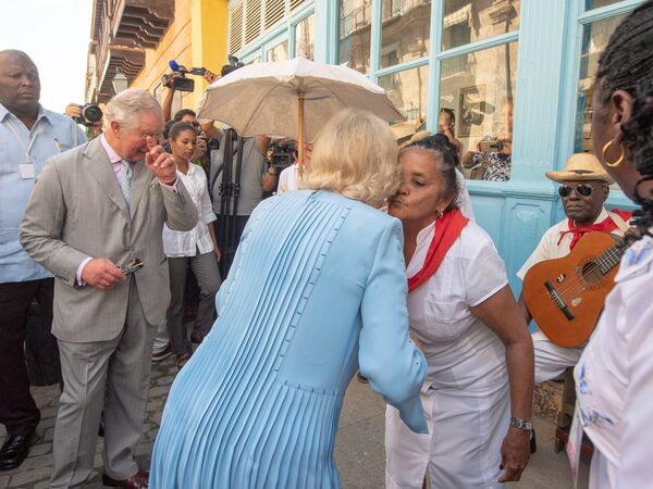 La pareja real saludó a los artistas populares que cantan en las calles de La Habana - Sputnik Mundo
