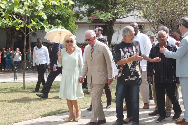 El príncipe Carlos y su esposa Camila en el parque John Lennon de La Habana - Sputnik Mundo