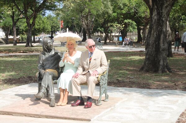 El príncipe Carlos y su esposa Camila en el parque John Lennon de La Habana - Sputnik Mundo