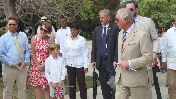 El príncipe Carlos en el parque John Lennon de La Habana - Sputnik Mundo