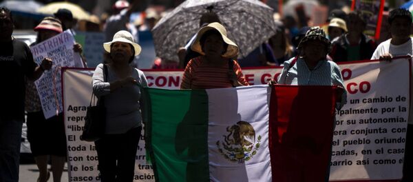 Manifestación de los 14 pueblos originarios de Xochimilco para exigir respeto a sus formas de gobierno, en la alcaldía. - Sputnik Mundo