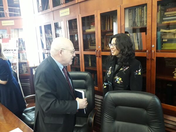 Sayuri Bayona con Gueorgui Petrov - Sputnik Mundo