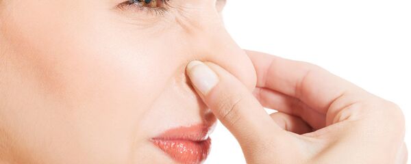 Mujer se tapa la nariz por el olor. Mujer se tapa la nariz por el olor. - Sputnik Mundo