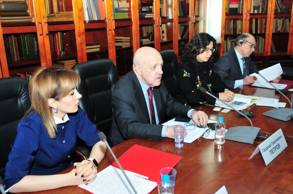 Goar Barseguián (izda.), Gueorgui Petrov (centro) y Sayuri Bayona (drcha.) Goar Barseguián (izda.), Gueorgui Petrov (centro) y Sayuri Bayona (drcha.) - Sputnik Mundo