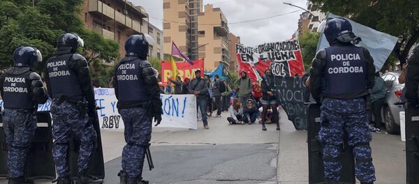 Manifestación en Córdoba contra la presencia del rey de España, Felipe VI, y el presidente de Argentina, Mauricio Macri - Sputnik Mundo