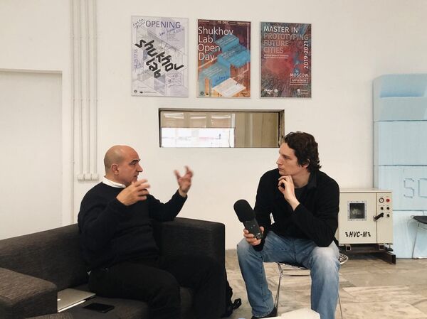 Vicente Guallart (i) concede entrevista a Víctor Ternovsky - Sputnik Mundo