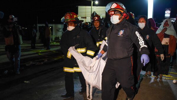Bomberos en el lugar del accidente de tránsito en Guatemala Bomberos en el lugar del accidente de tránsito en Guatemala - Sputnik Mundo