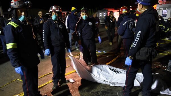 Bomberos en el lugar del accidente de tránsito en Guatemala Bomberos en el lugar del accidente de tránsito en Guatemala - Sputnik Mundo
