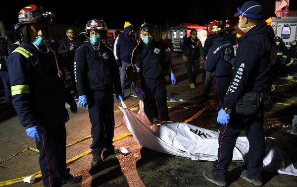 Bomberos en el lugar del accidente de tránsito en Guatemala Bomberos en el lugar del accidente de tránsito en Guatemala - Sputnik Mundo