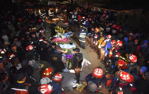 Los bomberos y lás víctimas en el lugar del accidente de tránsito en Guatemala Los bomberos y lás víctimas en el lugar del accidente de tránsito en Guatemala - Sputnik Mundo