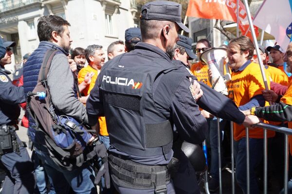 Los policías frente al Congreso español durante la protesta de trabajadores industriales Los policías frente al Congreso español durante la protesta de trabajadores industriales - Sputnik Mundo