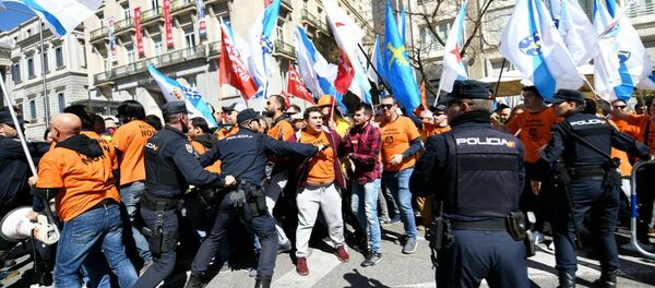 Los policías frente al Congreso español durante la protesta de trabajadores industriales - Sputnik Mundo