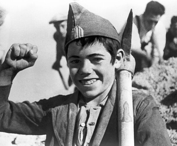 El documentalista soviético Román Karmen registró con su cámara la Guerra Civil Española. En esta foto, tomada de una de sus películas, se ve cómo un niño ayuda en la construcción de una fortificación del bando republicano en la Batalla de Madrid. - Sputnik Mundo