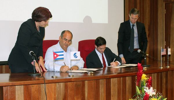 Firma del acuerdo entre la Empresa de Telecomunicaciones de Cuba (Etecsa) y la compañía estadounidense Google Firma del acuerdo entre la Empresa de Telecomunicaciones de Cuba (Etecsa) y la compañía estadounidense Google - Sputnik Mundo