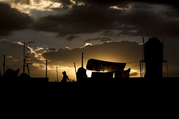 Mujer lava su ropa en el barrio Santo Domingo, en Coyoacán, Ciudad de México. - Sputnik Mundo