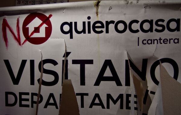 Logotipo de la inmobiliaria Quiero Casa intervenido por vecinos del barrio Santo Domingo, en contra de la construcción en el predio Aztecas 215, Ciudad de México. - Sputnik Mundo