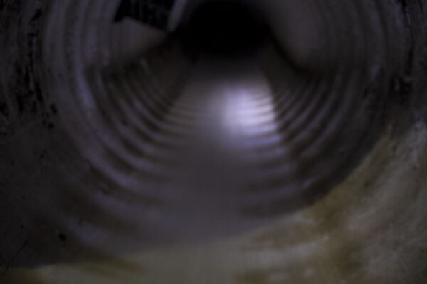 Vecinos muestran red de drenaje con agua limpia. La inmobiliaria Quiero Casa perforó un acuífero somero en el predio de Av. Aztecas 215, Ciudad de México, y vierte toda el agua al caño. - Sputnik Mundo