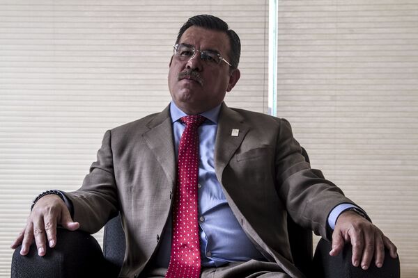 Procurador ambiental y de ordenamiento territorial Miguel Ángel Cancino posa para foto. Tras reconocer que Quiero Casa desperdicia millones de litros de agua en la perforación de un acuífero somero en el predio Av. Aztecas 215, Ciudad de México. - Sputnik Mundo