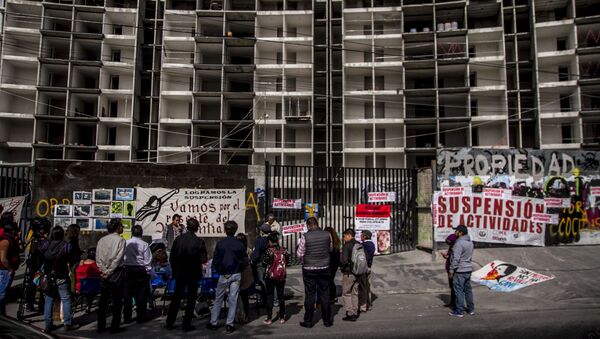 Vecinos de la Asamblea de pueblos y barrios de Coyoacán al suspender la obra de Quiero Casa en el predio de Av. Aztecas 215, Ciudad de México. - Sputnik Mundo