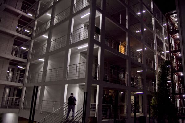 Residente de San Antonio Abad 62, Ciudad de México, entra al conjunto habitacional de Quiero Casa que según peritajes del DRO 0219 es inhabitable por las condiciones de la construcción. - Sputnik Mundo