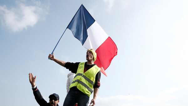 Un hombre en las protestas de los chalecos amarillos - Sputnik Mundo