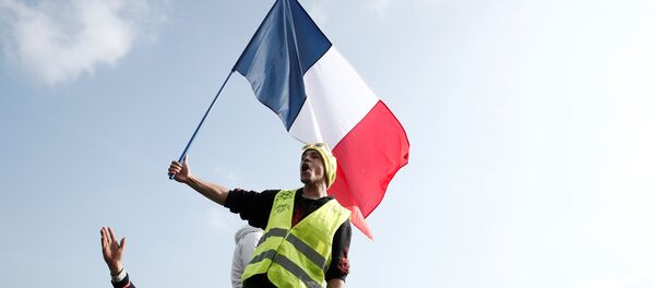 Un hombre en las protestas de los chalecos amarillos - Sputnik Mundo