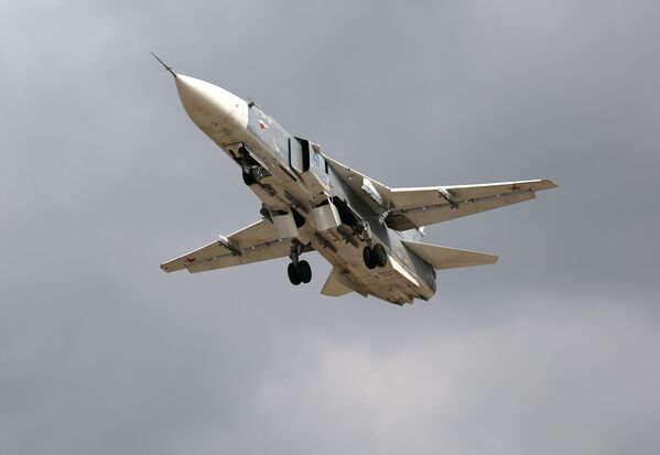 Фронтовой бомбардировщик Су-24М во время окружного этапа конкурса Авиадартс-2019 в Краснодарском крае - Sputnik Mundo