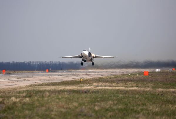 Фронтовой бомбардировщик Су-24М во время окружного этапа конкурса Авиадартс-2019 в Краснодарском крае - Sputnik Mundo