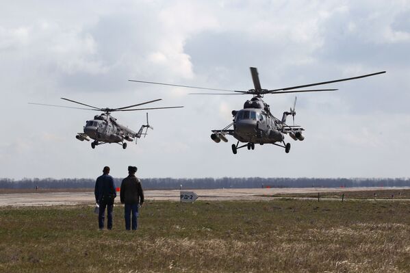 Вертолеты МИ-8АМТШ во время окружного этапа конкурса Авиадартс-2019 в Краснодарском крае - Sputnik Mundo