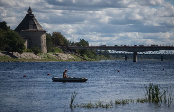 Un puente sobre el río en Pskov - Sputnik Mundo