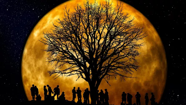 La Luna y un grupo de personas - Sputnik Mundo