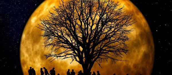 La Luna y un grupo de personas - Sputnik Mundo