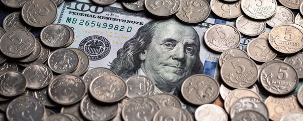 Monedas rusas y un billete de 100 dólares (imagen referencial) - Sputnik Mundo