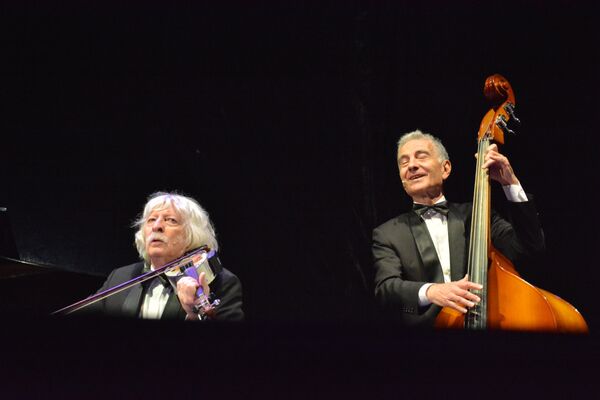 Les Luthiers en el Congreso Internacional de la Lengua Española 2019 Les Luthiers en el Congreso Internacional de la Lengua Española 2019 - Sputnik Mundo