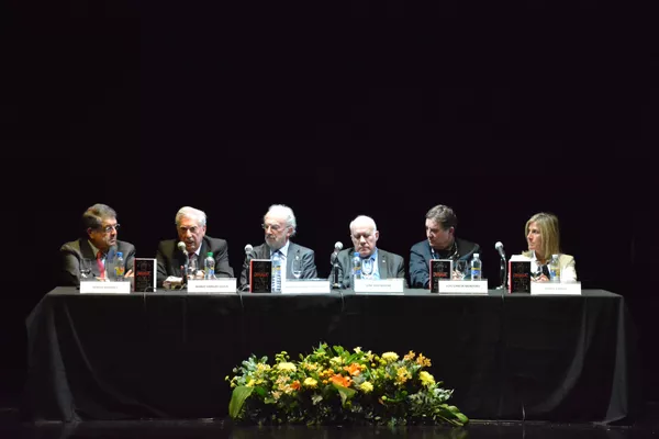 Mario Vargas Llosa, segundo desde la izquierda, habla en un homenaje a Cortázar en el CILE 2019 Mario Vargas Llosa, segundo desde la izquierda, habla en un homenaje a Cortázar en el CILE 2019 - Sputnik Mundo