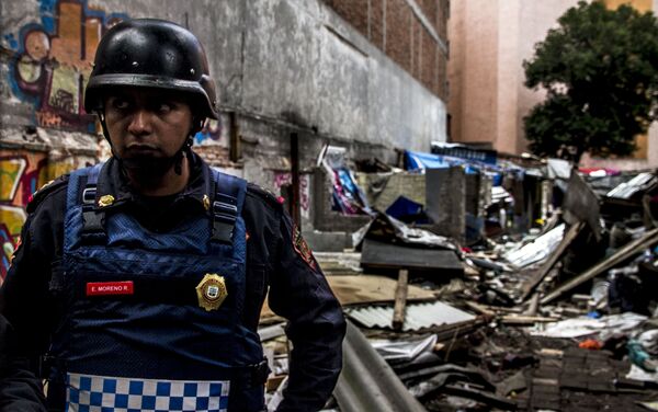 Policía tras desalojar una comunidad Otomí que vivía en la antigua embajada de la República Española, ubicada en Ciudad de México. - Sputnik Mundo