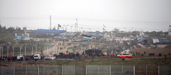 Millares de palestinos de la Franja de Gaza se concentran a lo largo de la frontera de Israel - Sputnik Mundo