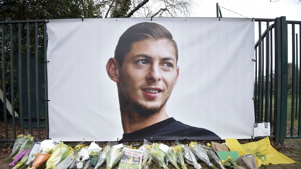 Homenaje al futbolista argentino Emiliano Sala - Sputnik Mundo