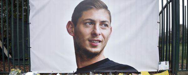 Homenaje al futbolista argentino Emiliano Sala - Sputnik Mundo