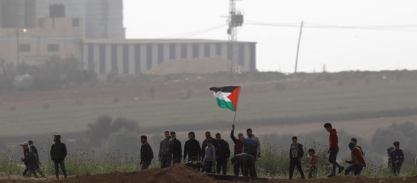 Los palestinos de la Franja de Gaza protestan cerca de la frontera con Israel Los palestinos de la Franja de Gaza protestan cerca de la frontera con Israel - Sputnik Mundo